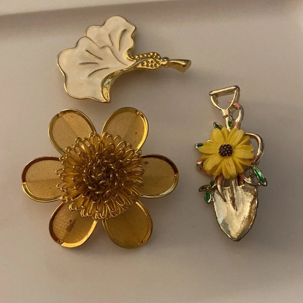 9 Vintage Floral Flower Themed Pins Brooches incl Sarah Coventry Avon Monet - Picture 15 of 16